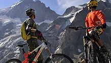 Faire du VTT face à la Meije